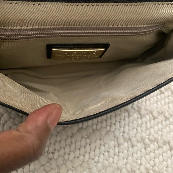 Black Valentino Handbag by Mario Valentino. Almost new. Used only 3 times - Picture 4 of 5